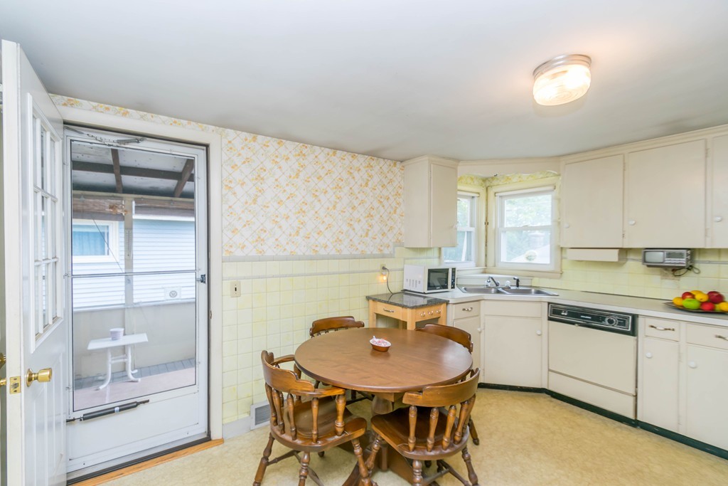 101 Hillcrest Road Waltham, MA 02451 - Photo 5 of 12