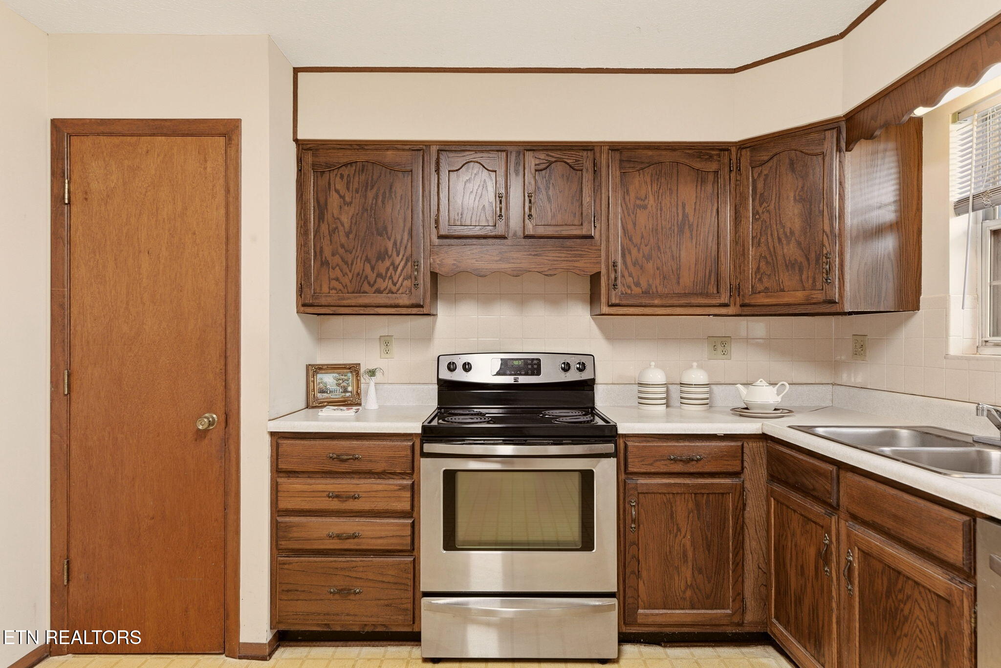 307 Walnut Street Clinton, TN 37716 - Photo 12 of 38 12-web-or-mls-(35)