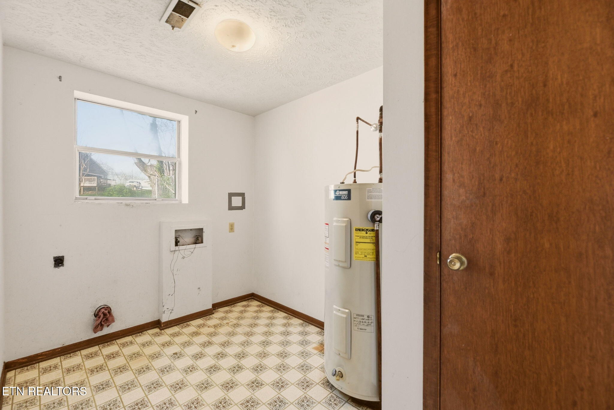 307 Walnut Street Clinton, TN 37716 - Photo 33 of 38 33-web-or-mls-(92)