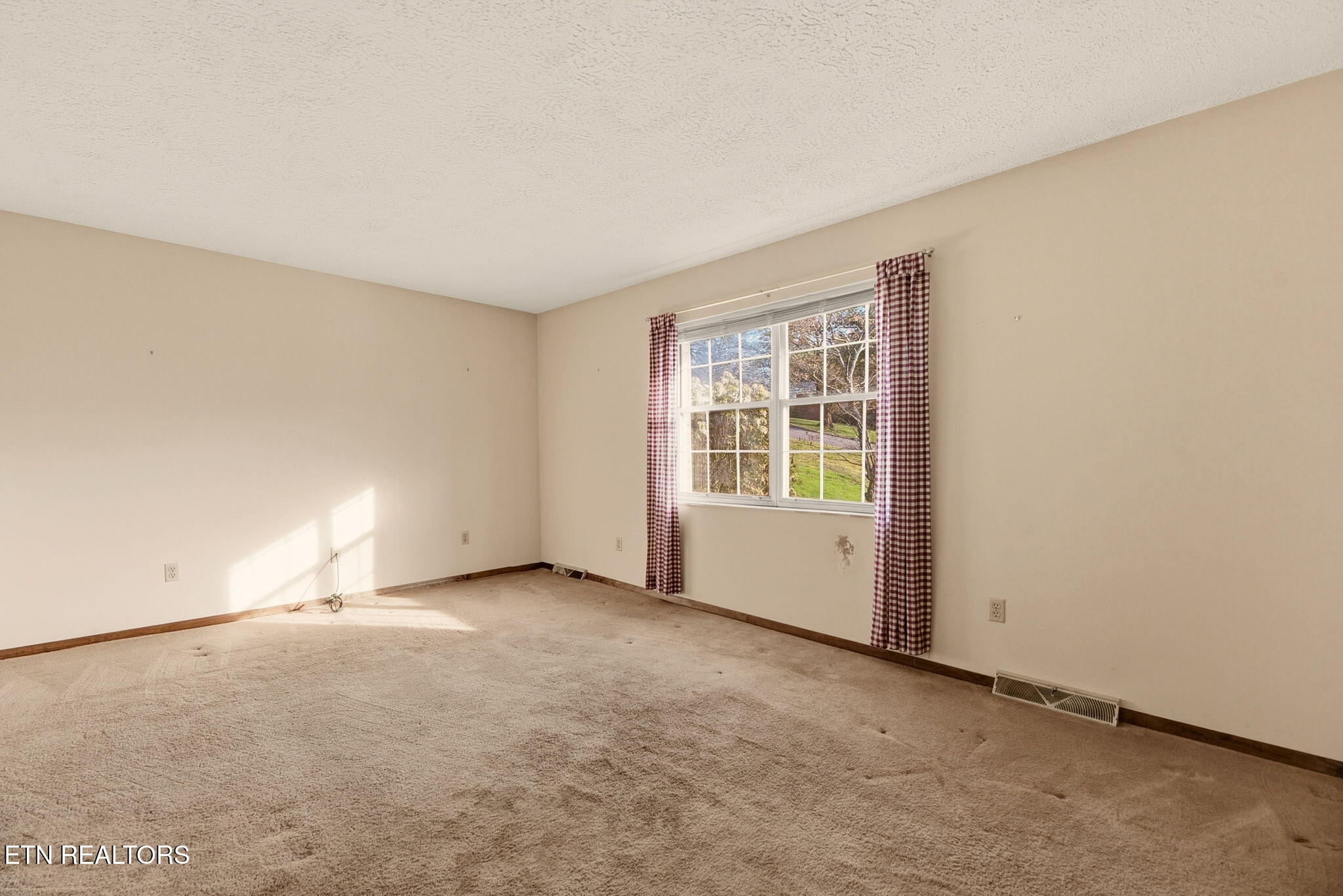 307 Walnut Street Clinton, TN 37716 - Photo 5 of 38 5-web-or-mls-(14)