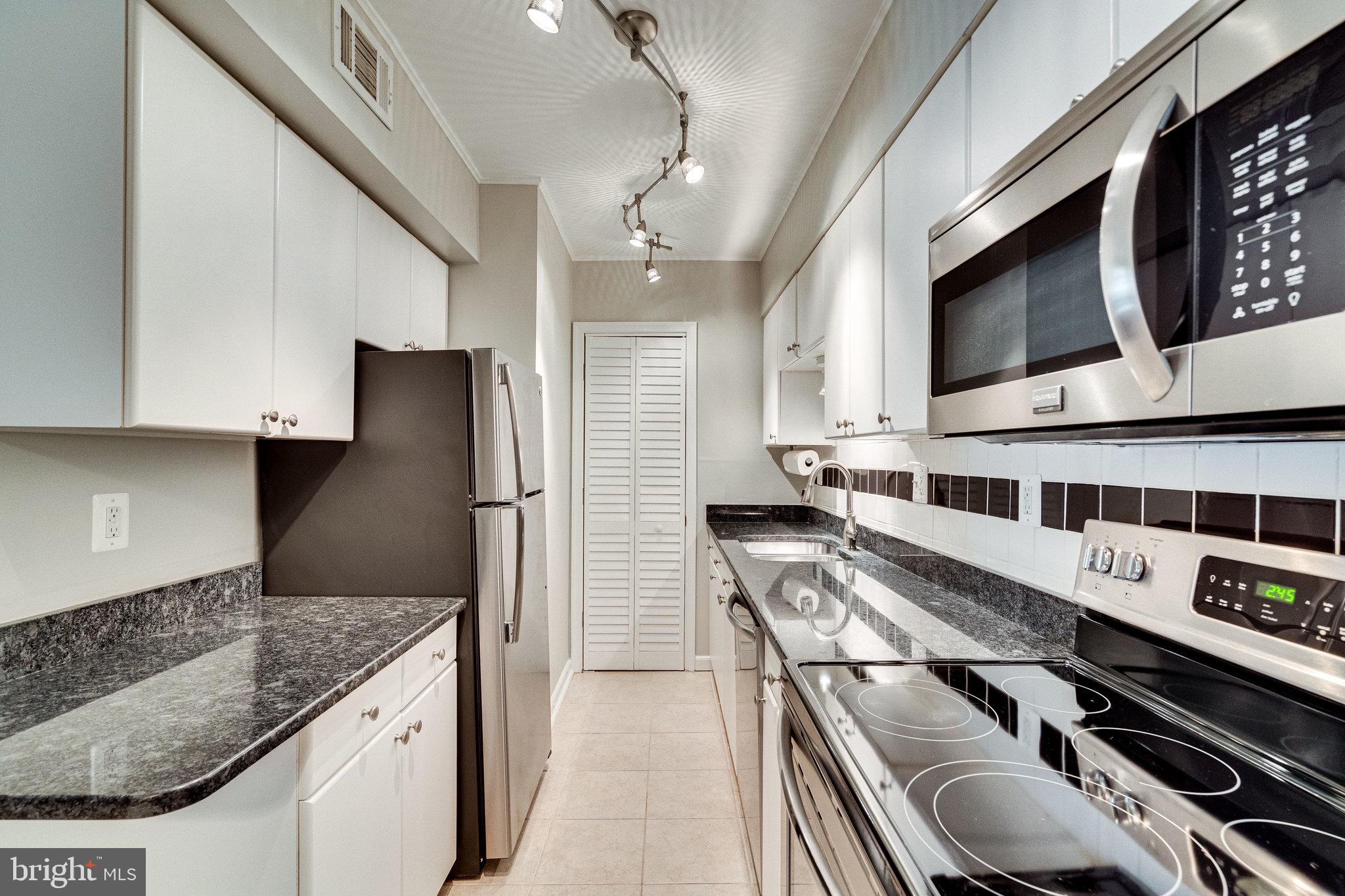 5900 Queenston Street, Unit 497 Springfield, VA 22152 - Photo 6 of 37 Granite countertops, stainless steel appliances