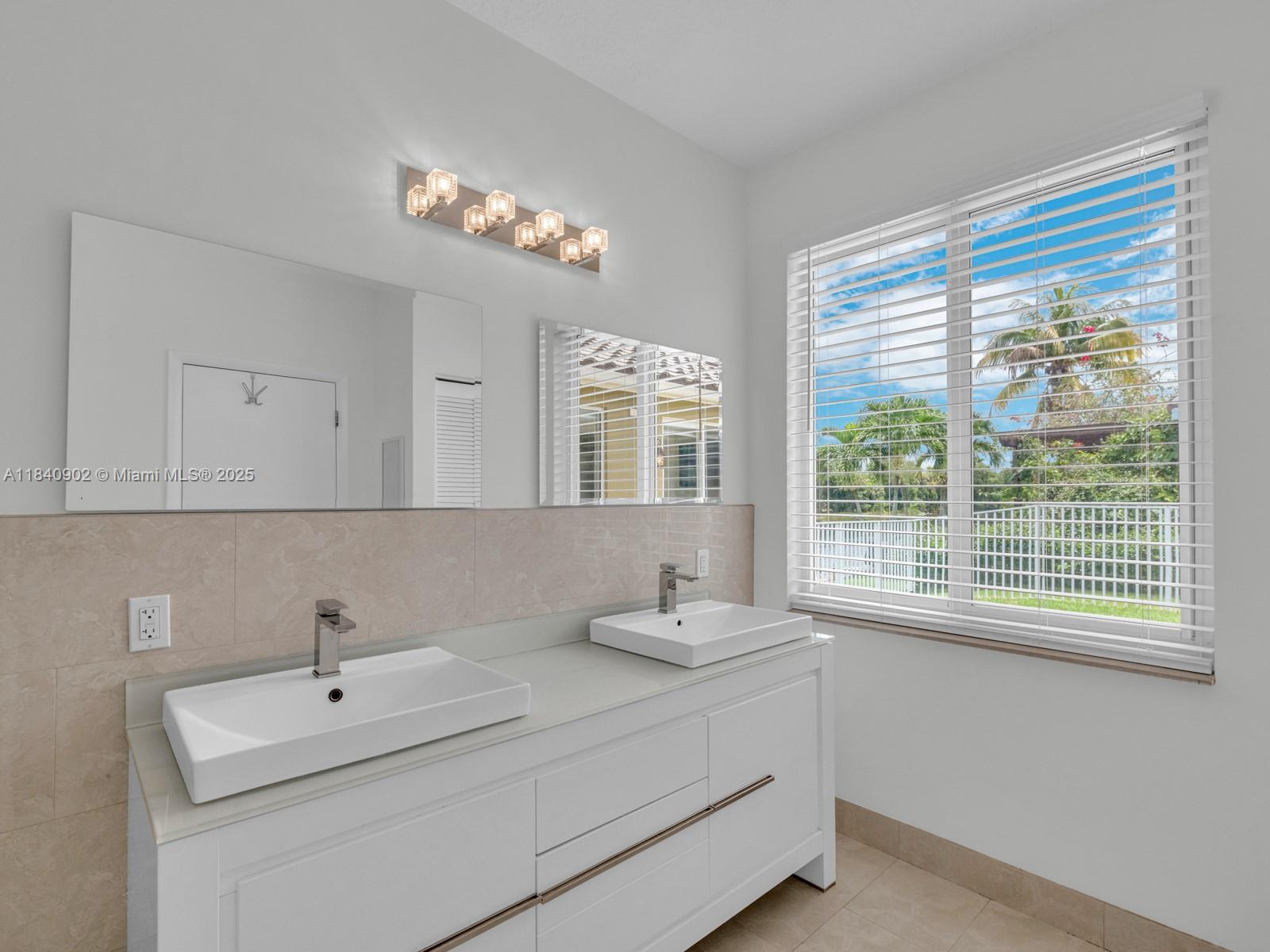 933 Falling Water Road Weston, FL 33326 - Photo 29 of 58
