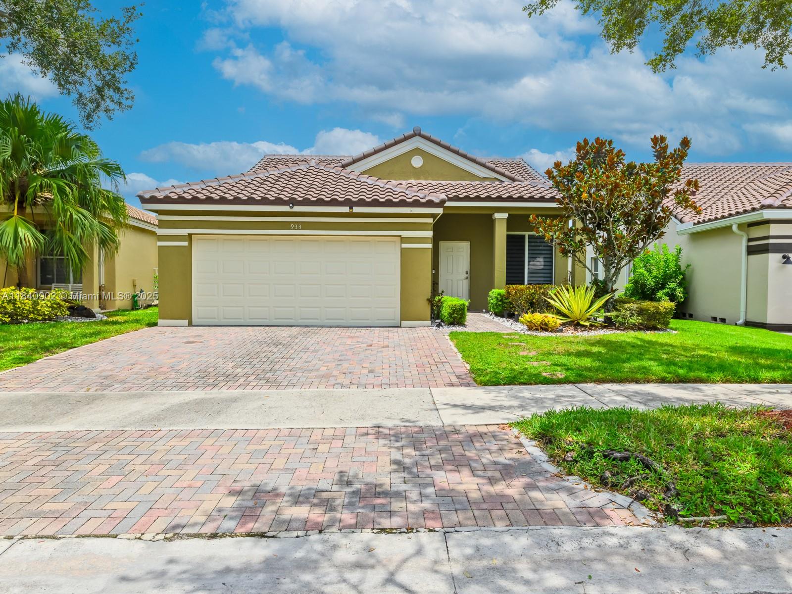 933 Falling Water Road Weston, FL 33326 - Photo 3 of 58