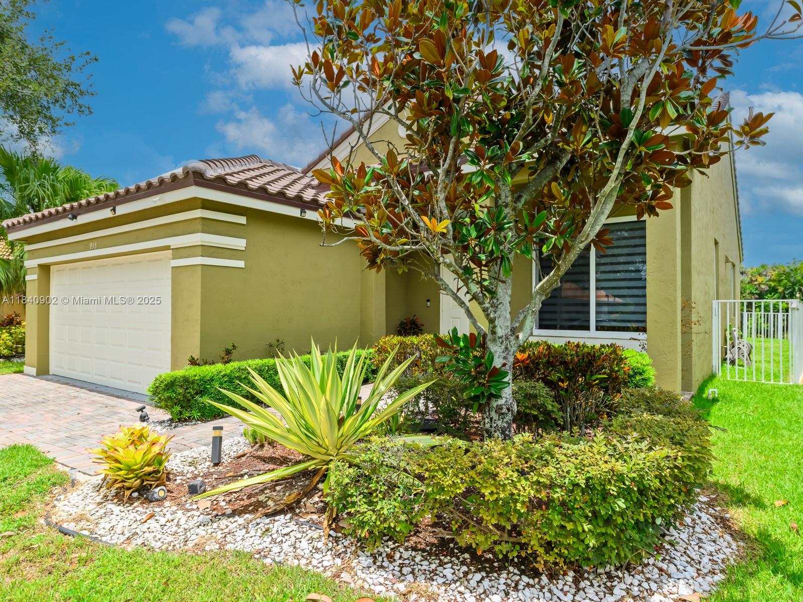 933 Falling Water Road Weston, FL 33326 - Photo 6 of 58