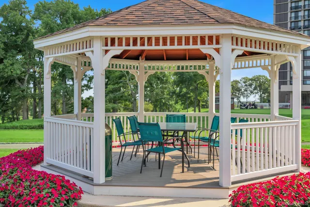 $879,000 | 269 Grand Central Parkway, Unit 17E | Glen Oaks