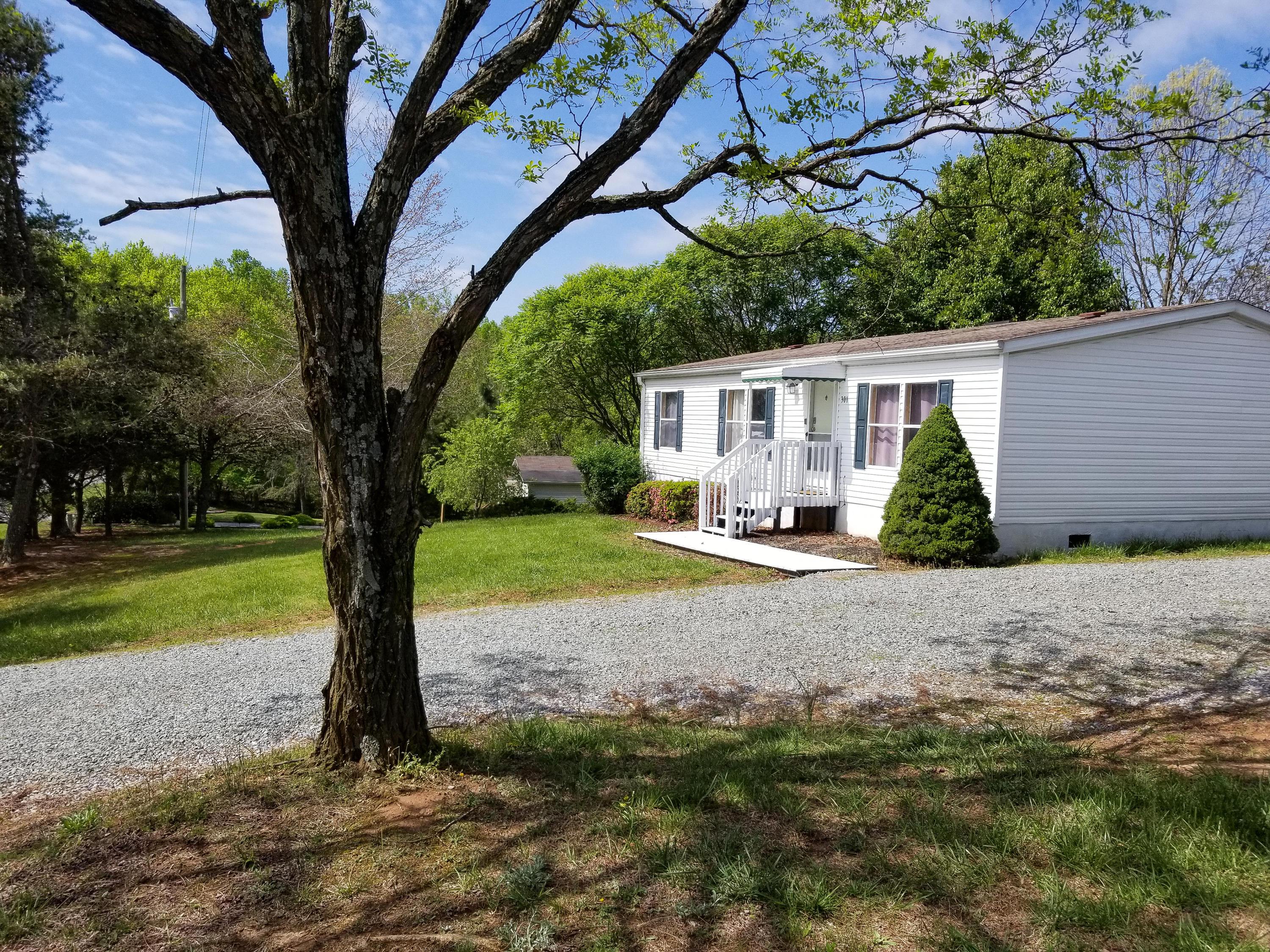 301 High Point Road Moneta, VA 24121 - Photo 15 of 35 14