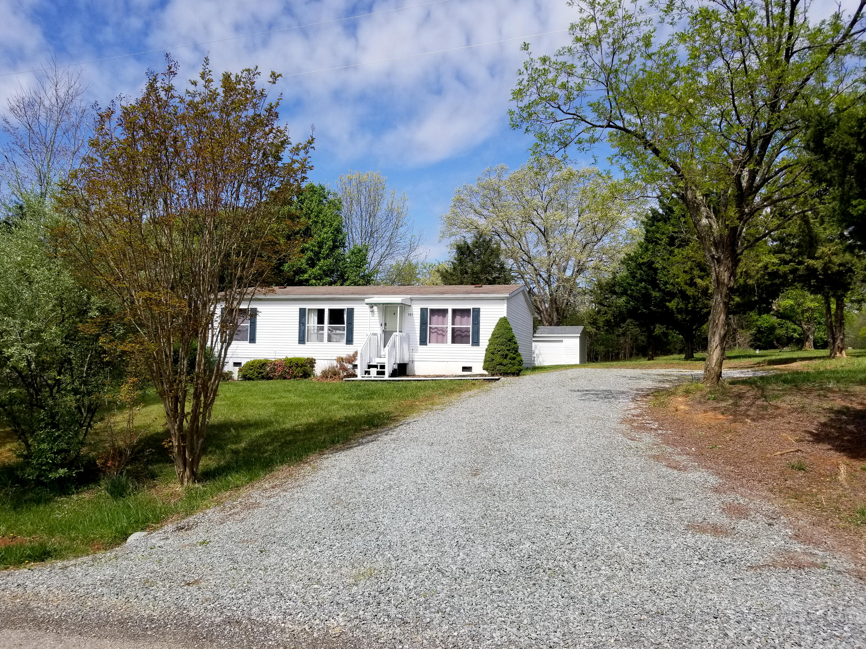 301 High Point Road Moneta, VA 24121 - Photo 16 of 35 15