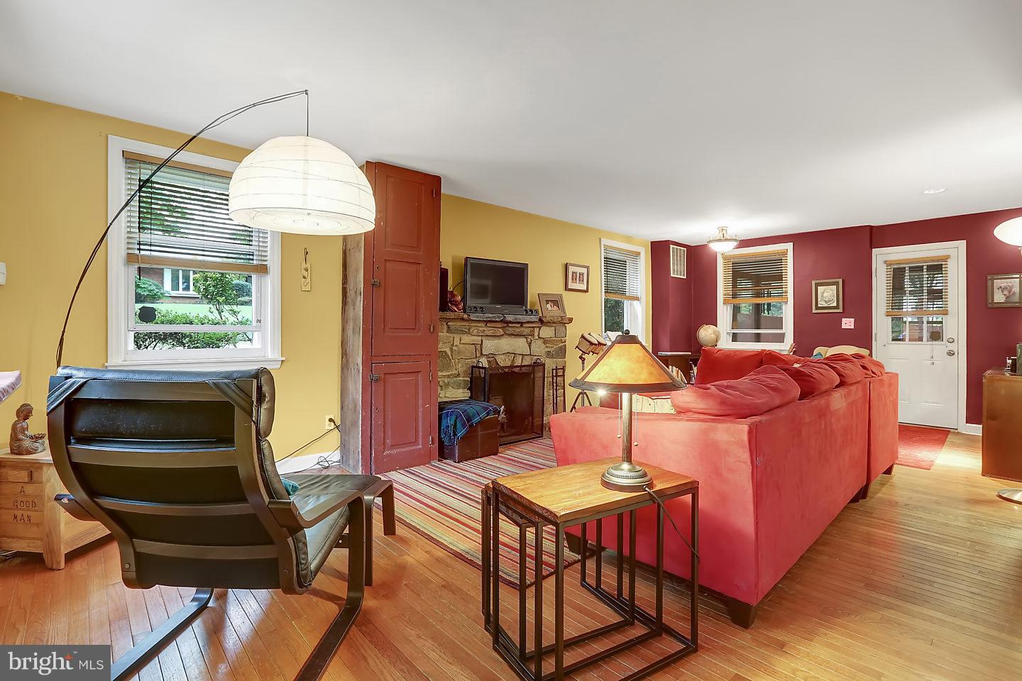 2510 Pinebrush Road Baltimore, MD 21209 - Photo 2 of 28 Living Room