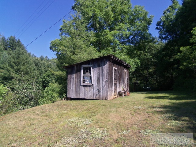 128 Jake Blackburn Road Lansing, NC 28643 - Photo 3 of 16 a wooden house with a yard