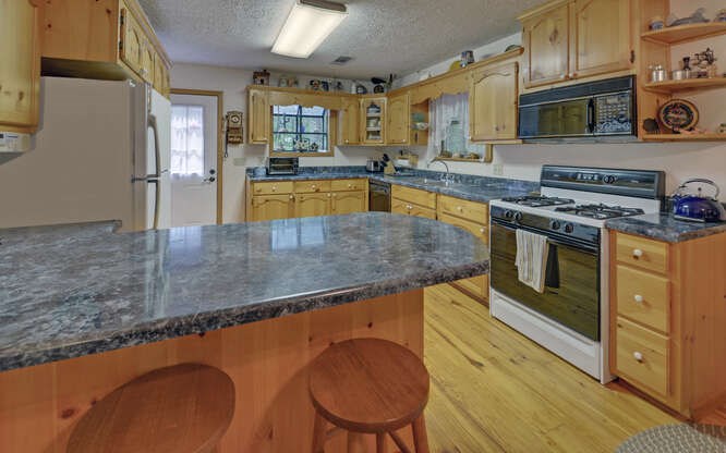 110 Chestnut Ridge Road Blairsville, GA 30512 - Photo 13 of 46 Kitchen and Bar