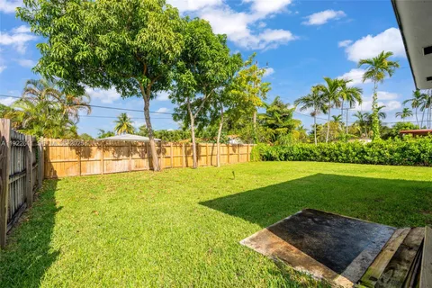 a view of a house with backyard