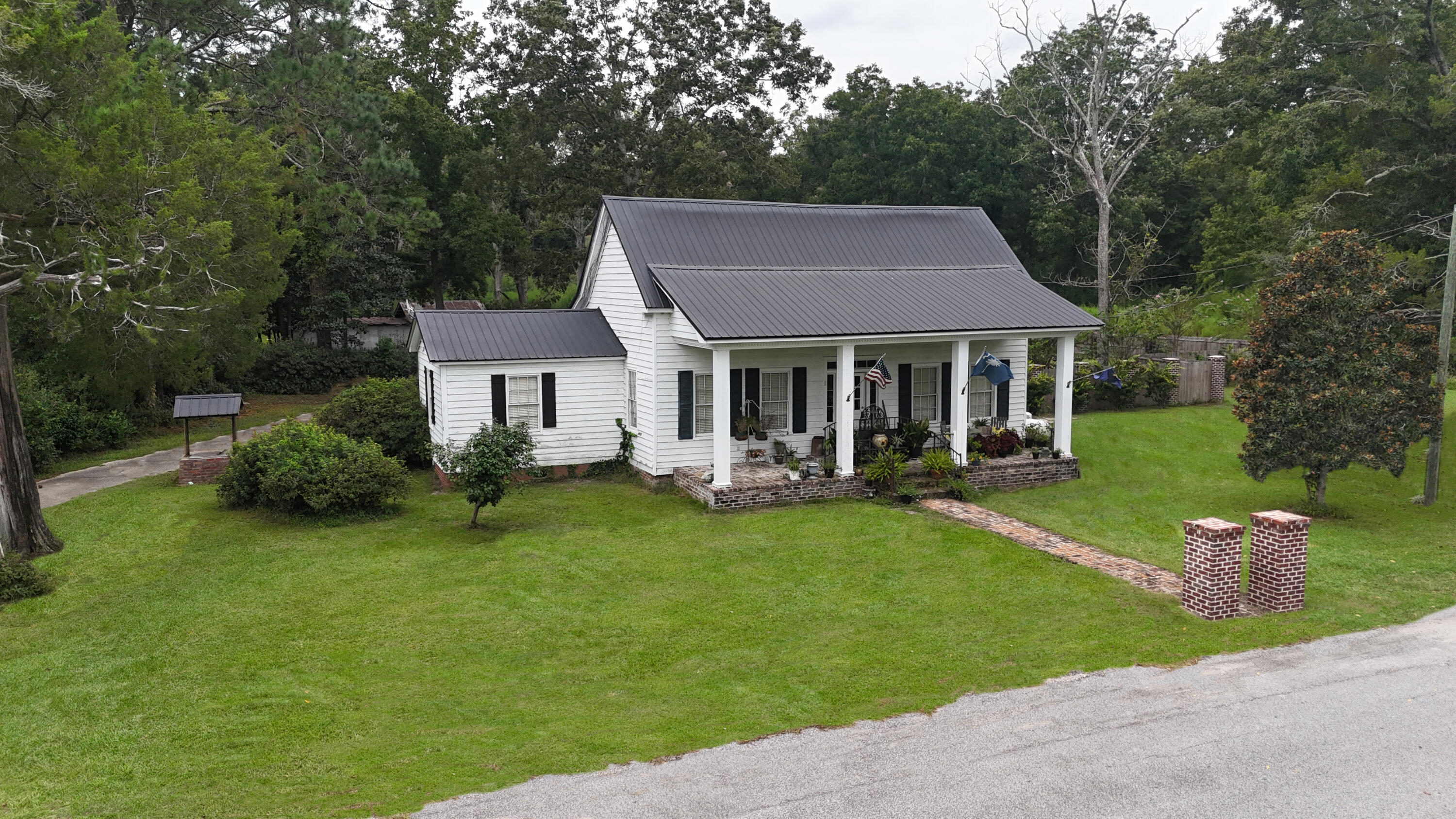106 County Rd S-18-134 Reevesville, SC 29471 - Photo 5 of 37 Quaint home nested on Church Street