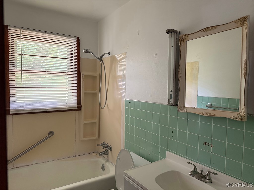 1252 Columbia Road Columbia, VA 23038 - Photo 22 of 41 Full bath with shower / bathtub combination, toile