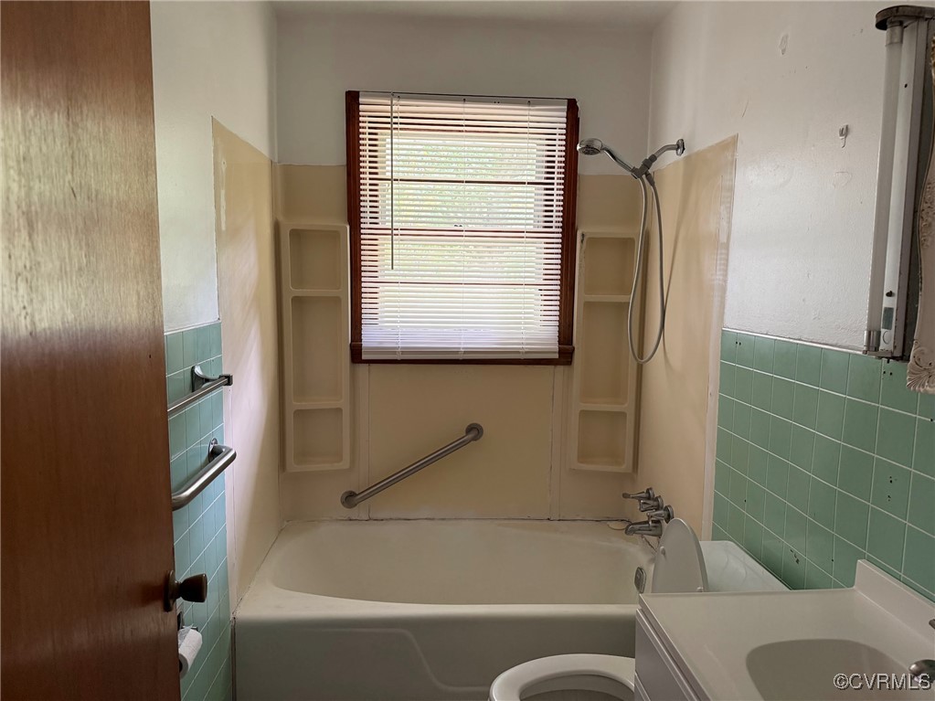 1252 Columbia Road Columbia, VA 23038 - Photo 23 of 41 Bathroom featuring toilet, vanity, washtub / showe