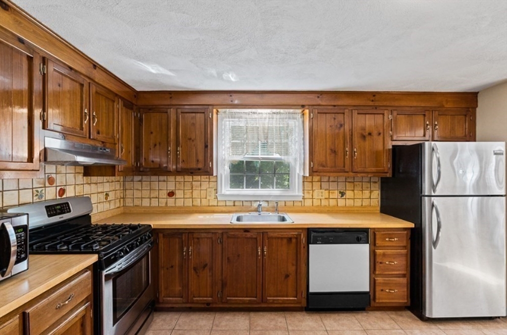 58 Brandon Street Billerica, MA 01862 - Photo 9 of 26