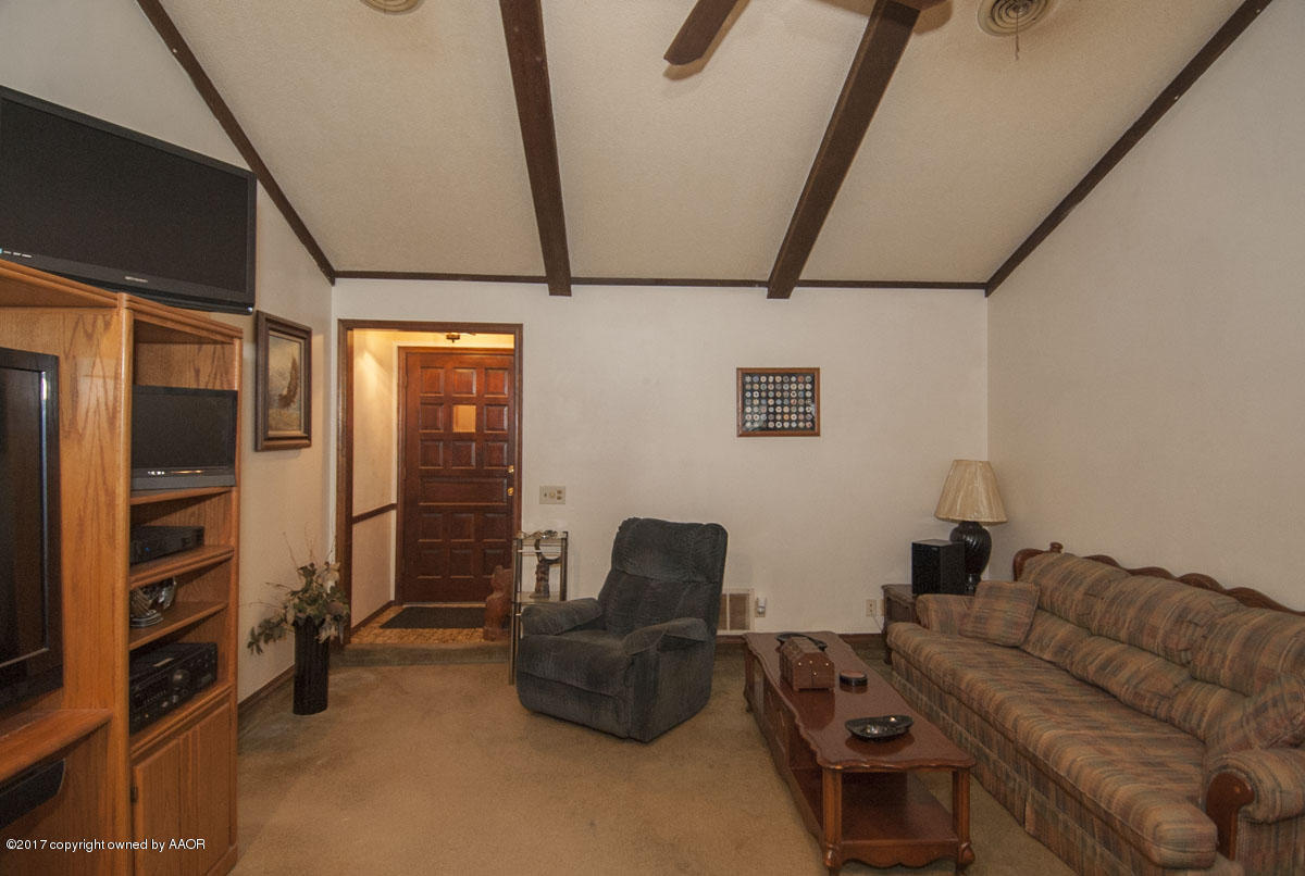 5307 Leigh Avenue Amarillo, TX 79110 - Photo 7 of 31 LIVING VIEW 4