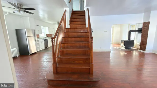 a view of entryway with livingroom