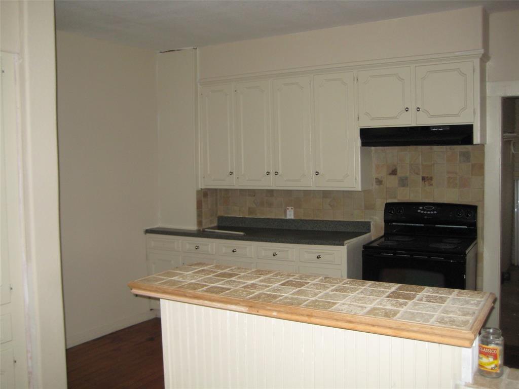 3140 View Street Fort Worth, TX 76103 - Photo 15 of 21 a kitchen with a stove and a refrigerator