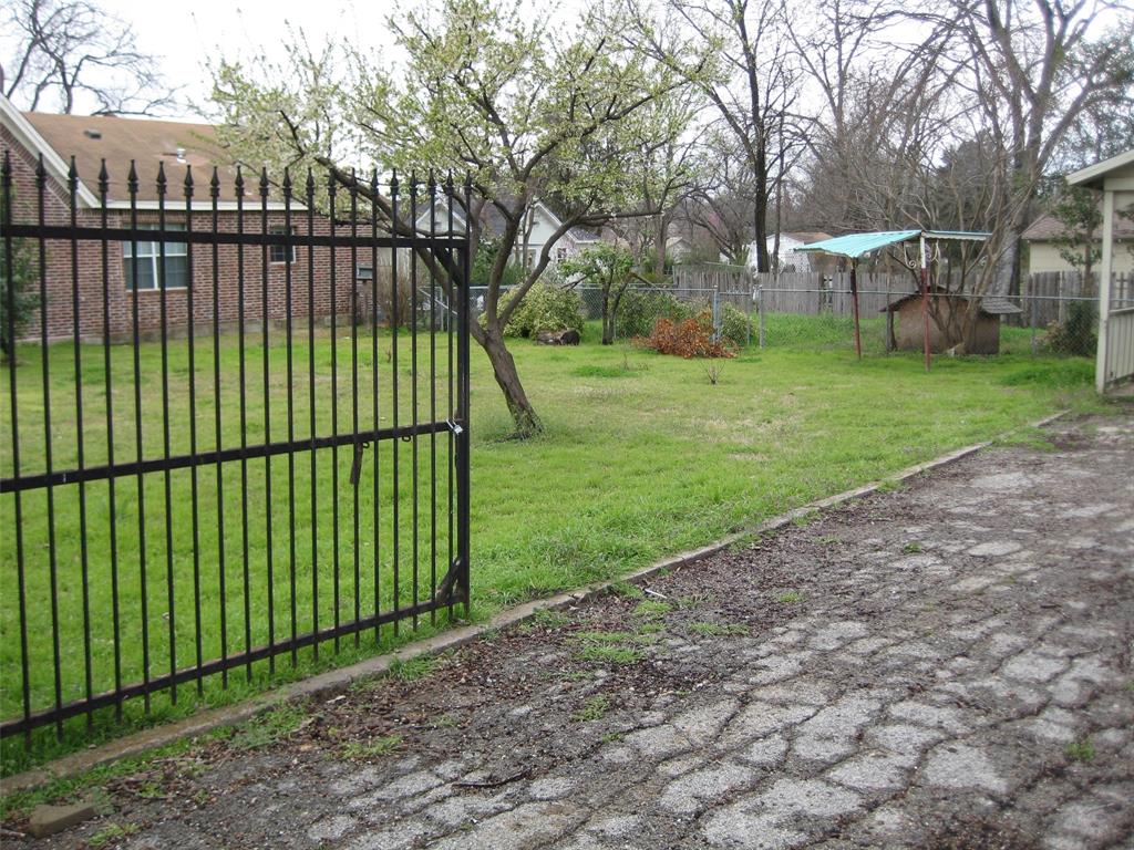 3140 View Street Fort Worth, TX 76103 - Photo 18 of 21 a view of a backyard with a large trees
