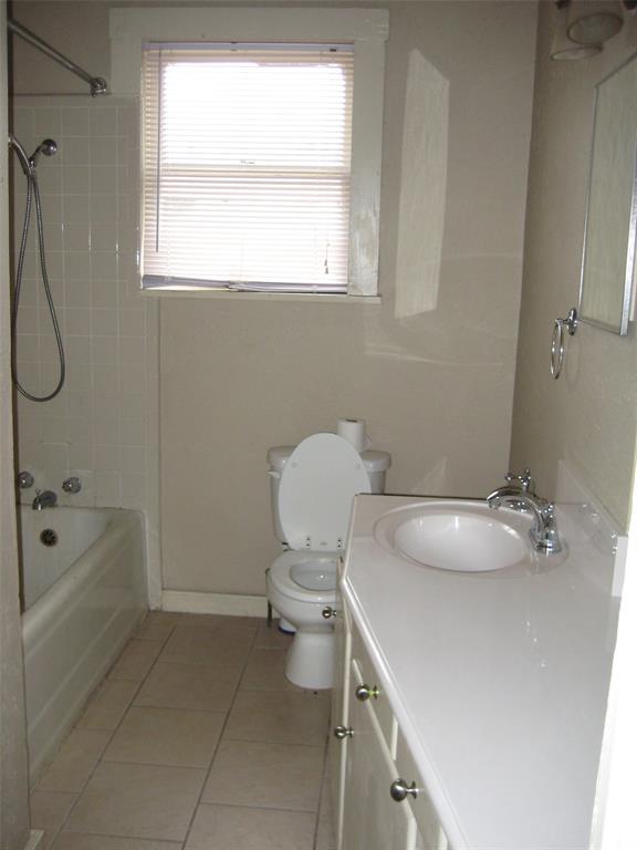 3140 View Street Fort Worth, TX 76103 - Photo 7 of 21 a bathroom with a sink a toilet and tub