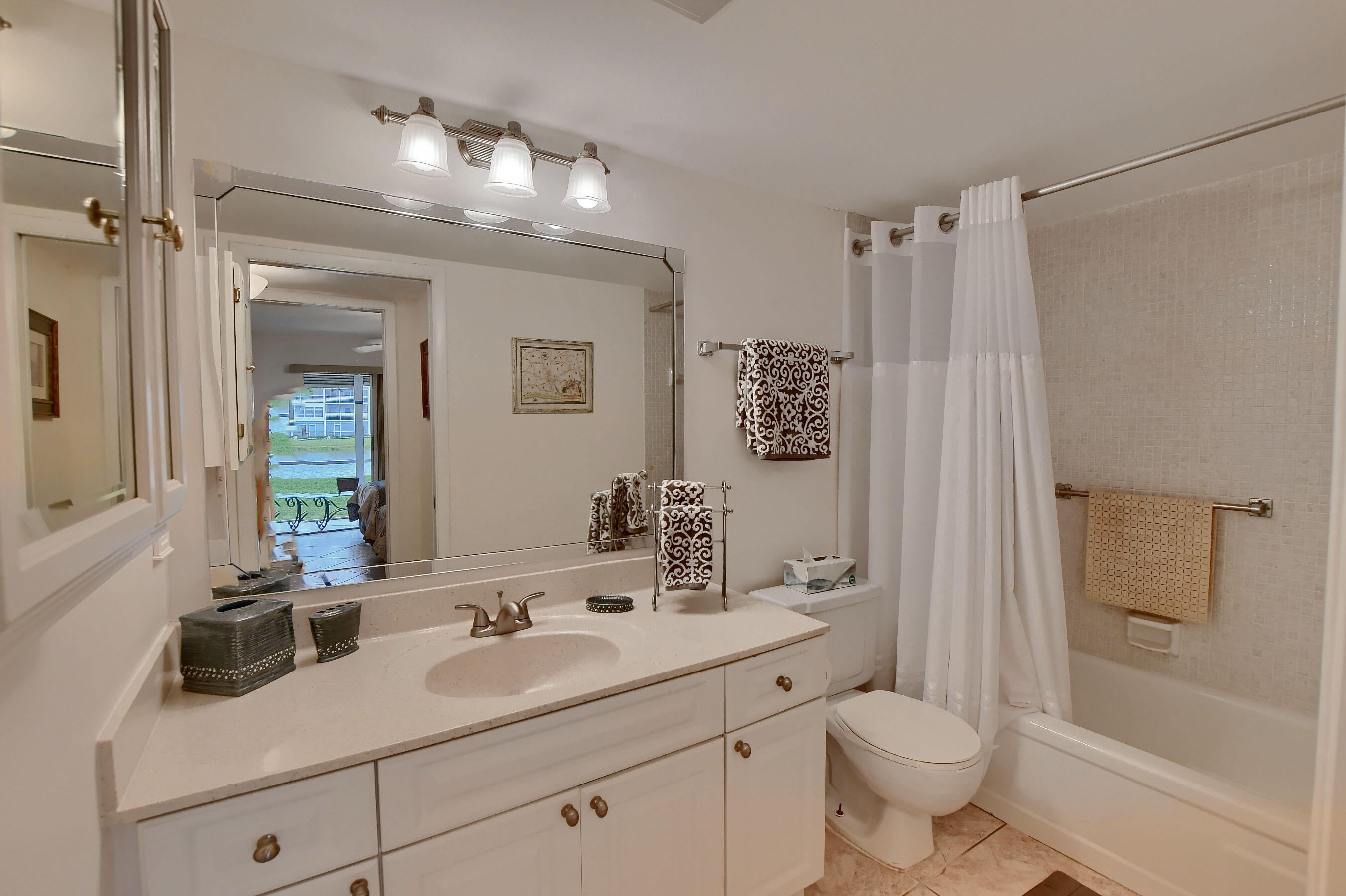 1029 Newcastle B Boca Raton, FL 33434 - Photo 15 of 23 2nd Bathroom