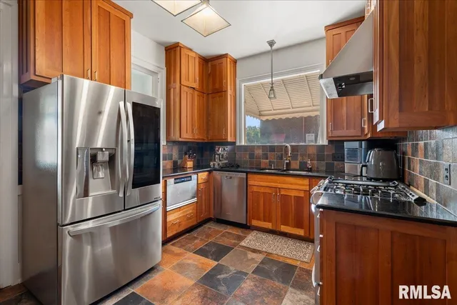 $230,000 | 216 West Poplar Street, Harrisburg, IL 62946