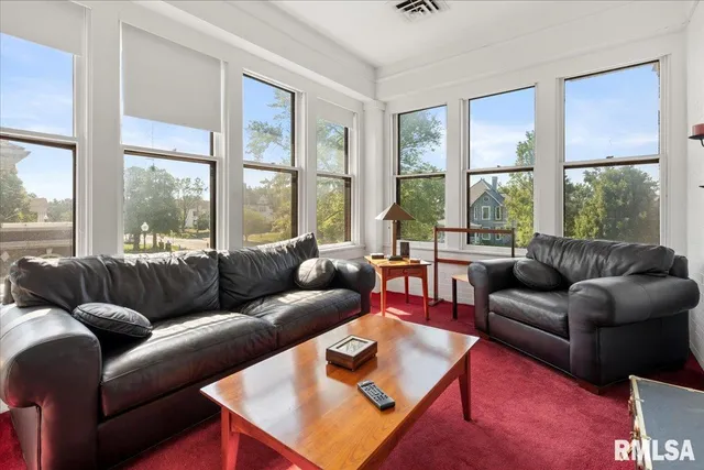 $230,000 | 216 West Poplar Street, Harrisburg, IL 62946