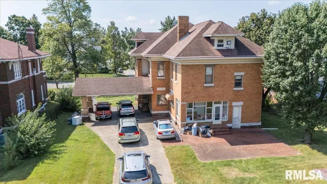 $230,000 | 216 West Poplar Street, Harrisburg, IL 62946