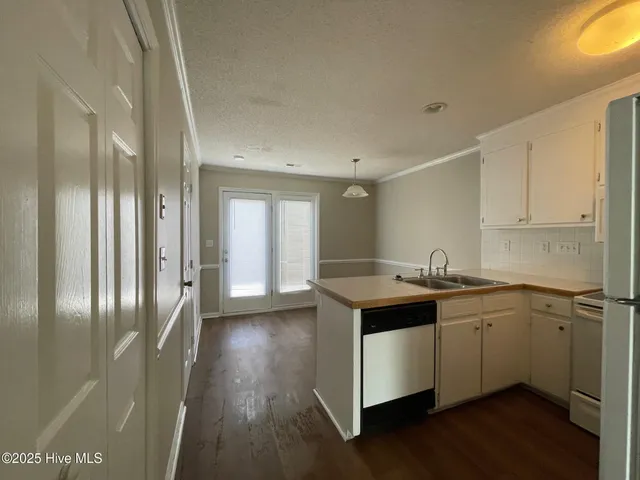 $950 | 3826 Sterling Pointe Drive, Unit N 9, Winterville, NC 28590