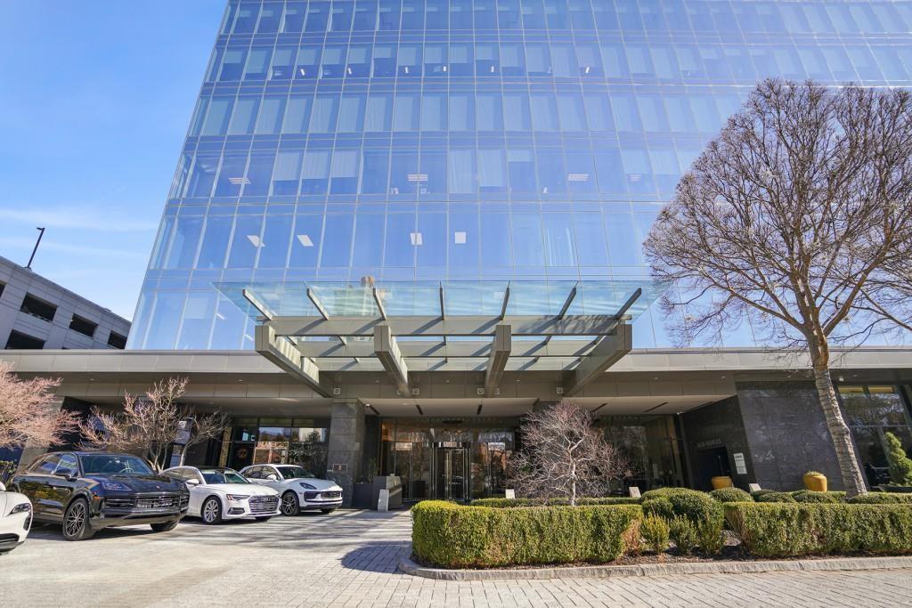 3630 Peachtree Road Northeast, Unit 2404 Atlanta, GA 30326 - Photo 29 of 48 a view of a building with sitting space