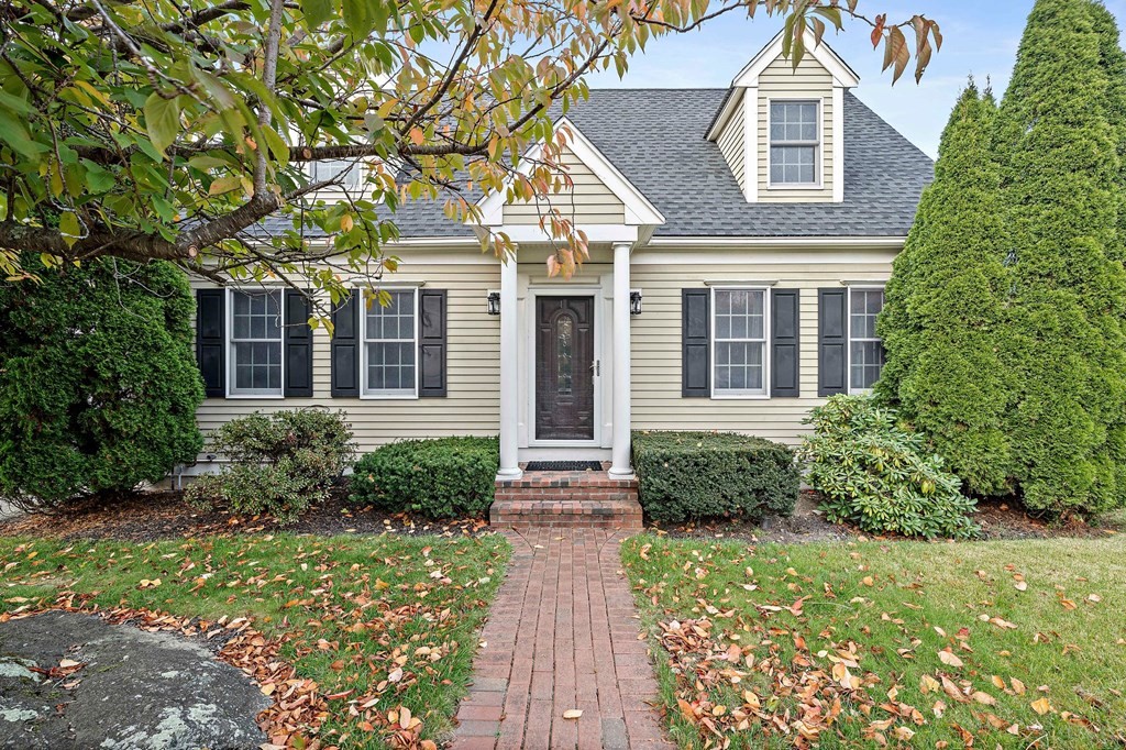 20 Spring Valley Road Hull, MA 02045 - Photo 2 of 30 front view of a house