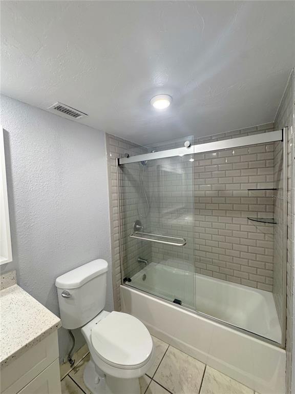 660 Island Way, Unit 607 Clearwater, FL 33767 - Photo 15 of 49 a bathroom with a shower a toilet and a bathtub