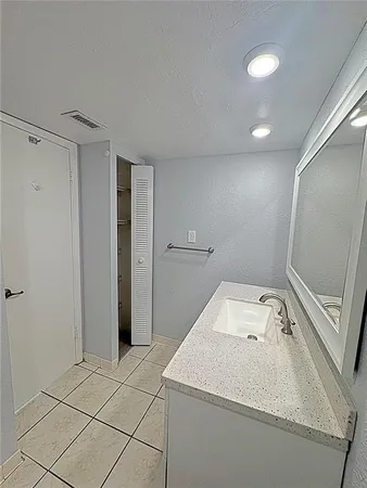 $2,000 | 660 Island Way, Unit 607, Clearwater, FL 33767