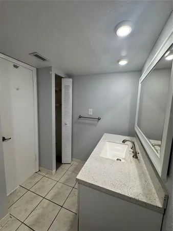 $2,000 | 660 Island Way, Unit 607, Clearwater, FL 33767