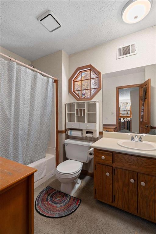 125 Circle Drive Hampton, GA 30228 - Photo 30 of 36 a bathroom with a sink a toilet a mirror and a tub