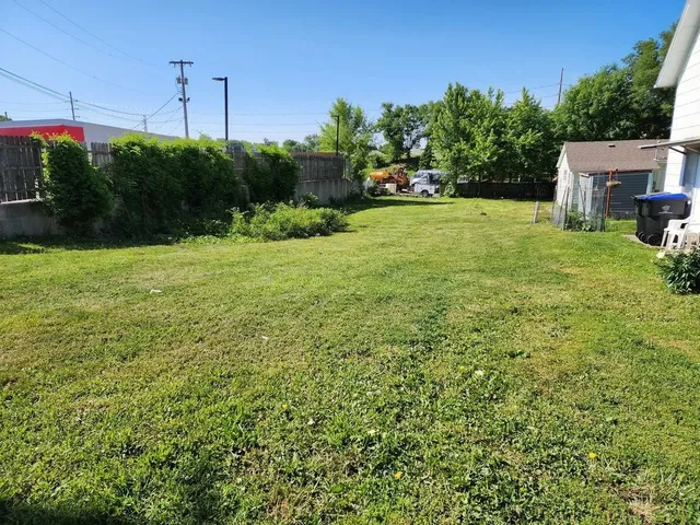 a view of a backyard