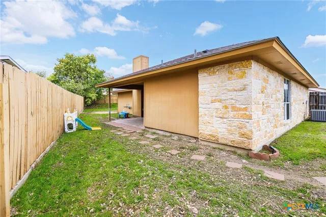 a view of a house with backyard and garden