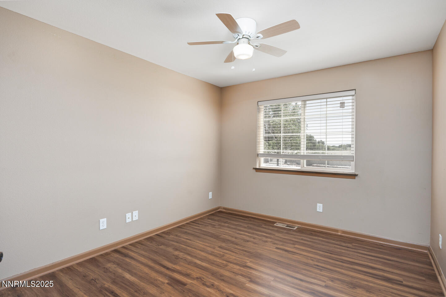 305 Cemetery Road Fallon, NV 89406 - Photo 9 of 26 an empty room with a window