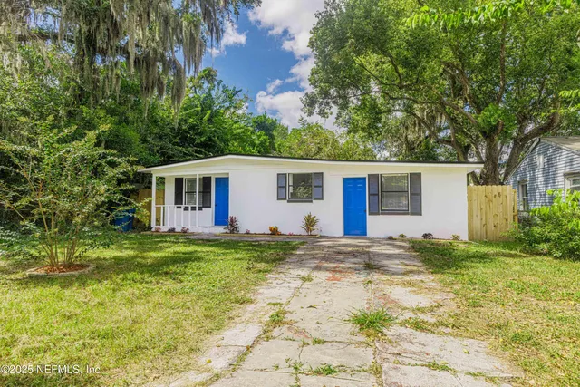 a view of a yard with a house