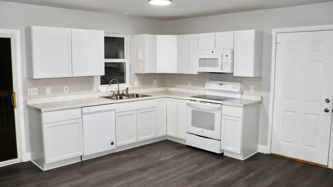 4093 Central Road Muskegon, MI 49445 - Photo 7 of 25 Kitchen2