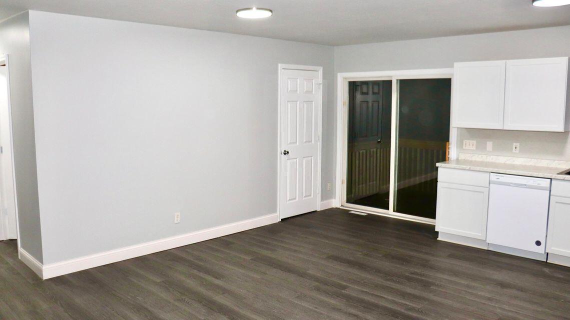 4093 Central Road Muskegon, MI 49445 - Photo 8 of 25 Dining1