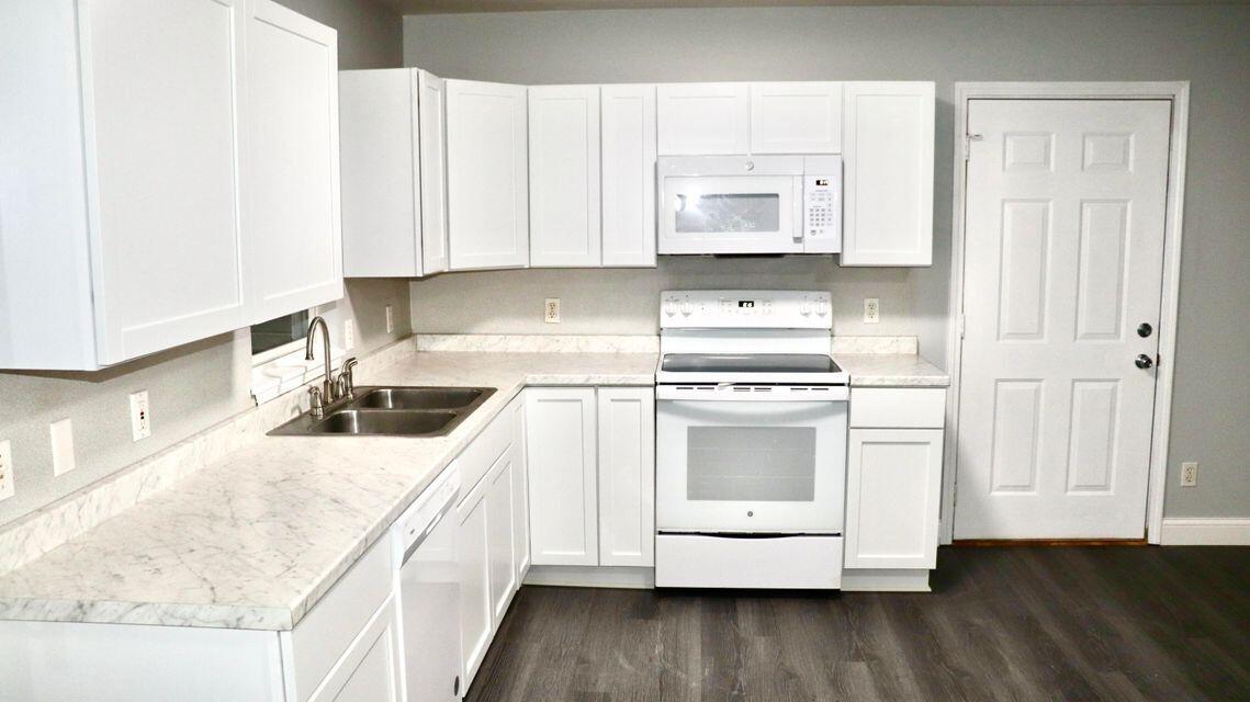 4093 Central Road Muskegon, MI 49445 - Photo 10 of 25 Kitchen4