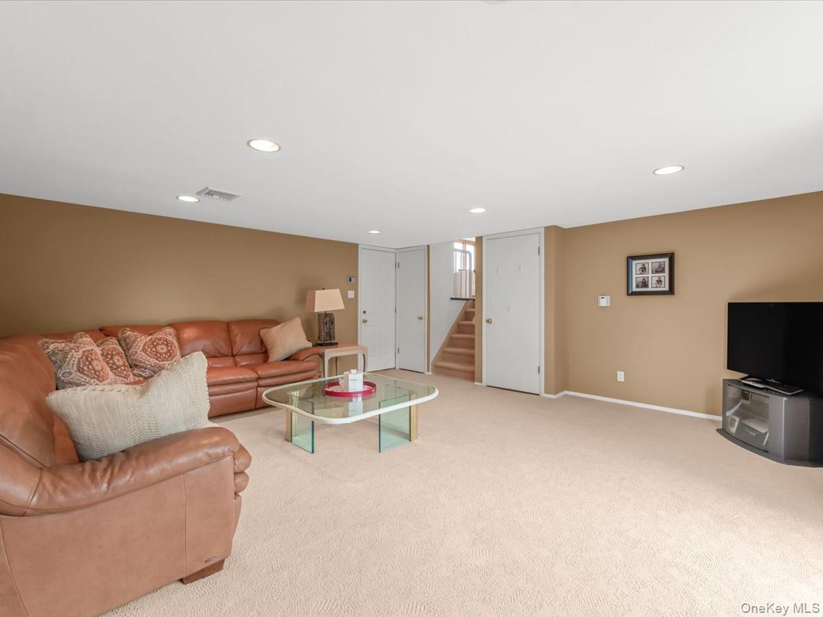 16 Hillvale Road Syosset, NY 11791 - Photo 14 of 30