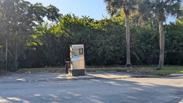 a sign that is sitting on the side of a road