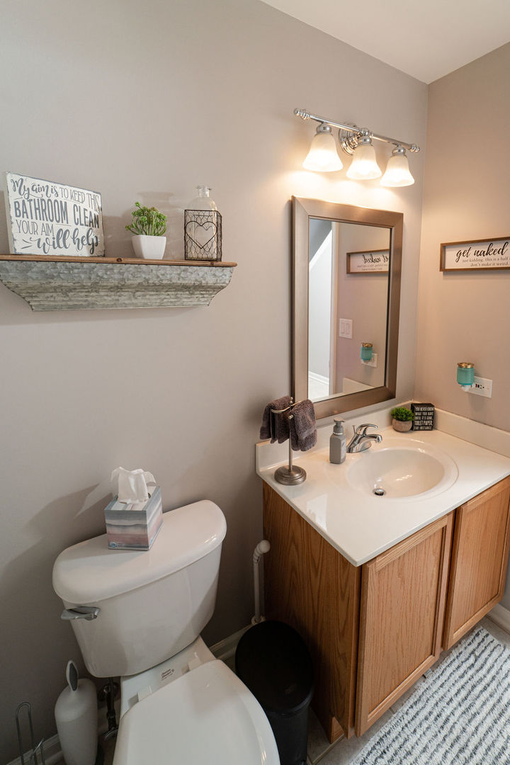 364 Littleton Trail Elgin, IL 60120 - Photo 21 of 36 a bathroom with a toilet sink and mirror