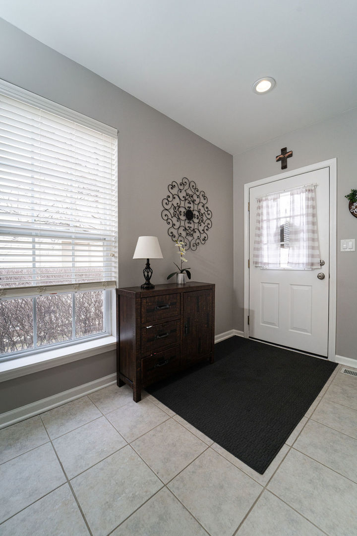 364 Littleton Trail Elgin, IL 60120 - Photo 4 of 36 a view of a windows and a kitchen with a dishwasher