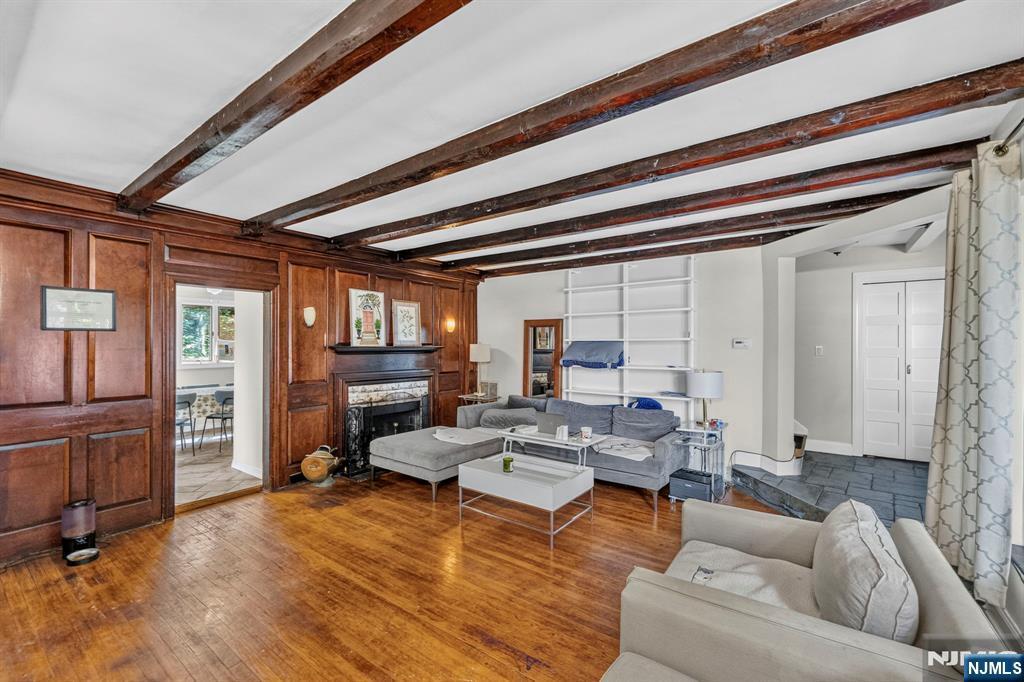 8 Old Wood Road Edgewater, NJ 07020 - Photo 3 of 25