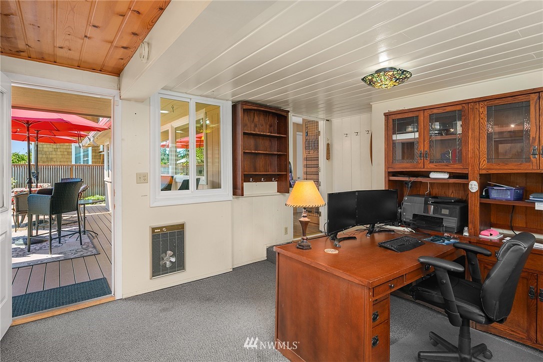 830 Main Street Edmonds, WA 98020 - Photo 13 of 29 a work place with table and chairs