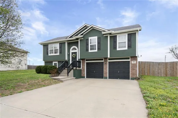 $299,900 | 705 Fall Creek Circle, Belton, MO 64012
