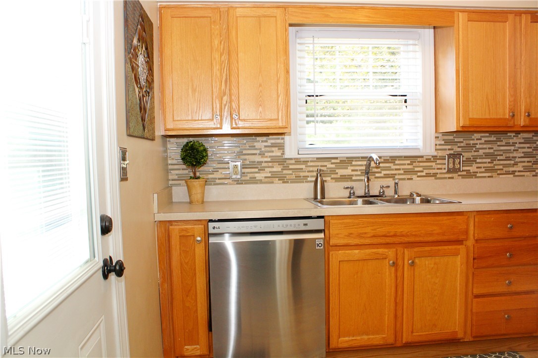 331 Ewing Road Youngstown, OH 44512 - Photo 12 of 32 Gallery Image 12